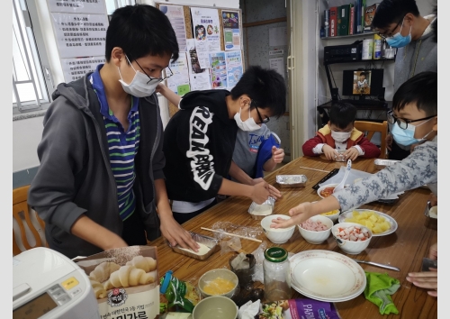 Home_children_baking_s